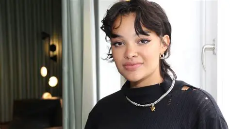 Daniela Rathana: En Djupdykning i Sveriges Ljusaste R&B-Stjärnas Karriär och Konstnärskap