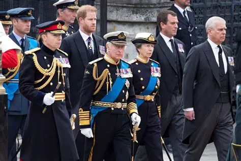 Prinssi Andrew: Skandaalit, Sotkuiset Yhteydet ja Kuninkaallisen Maineen Tahrima